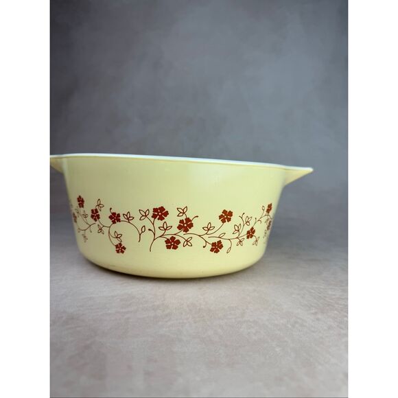 Vintage Pyrex Trailing Flowers 475-B Light Yellow Casserole Dish 2 1/2 QT - Picture 3 of 12